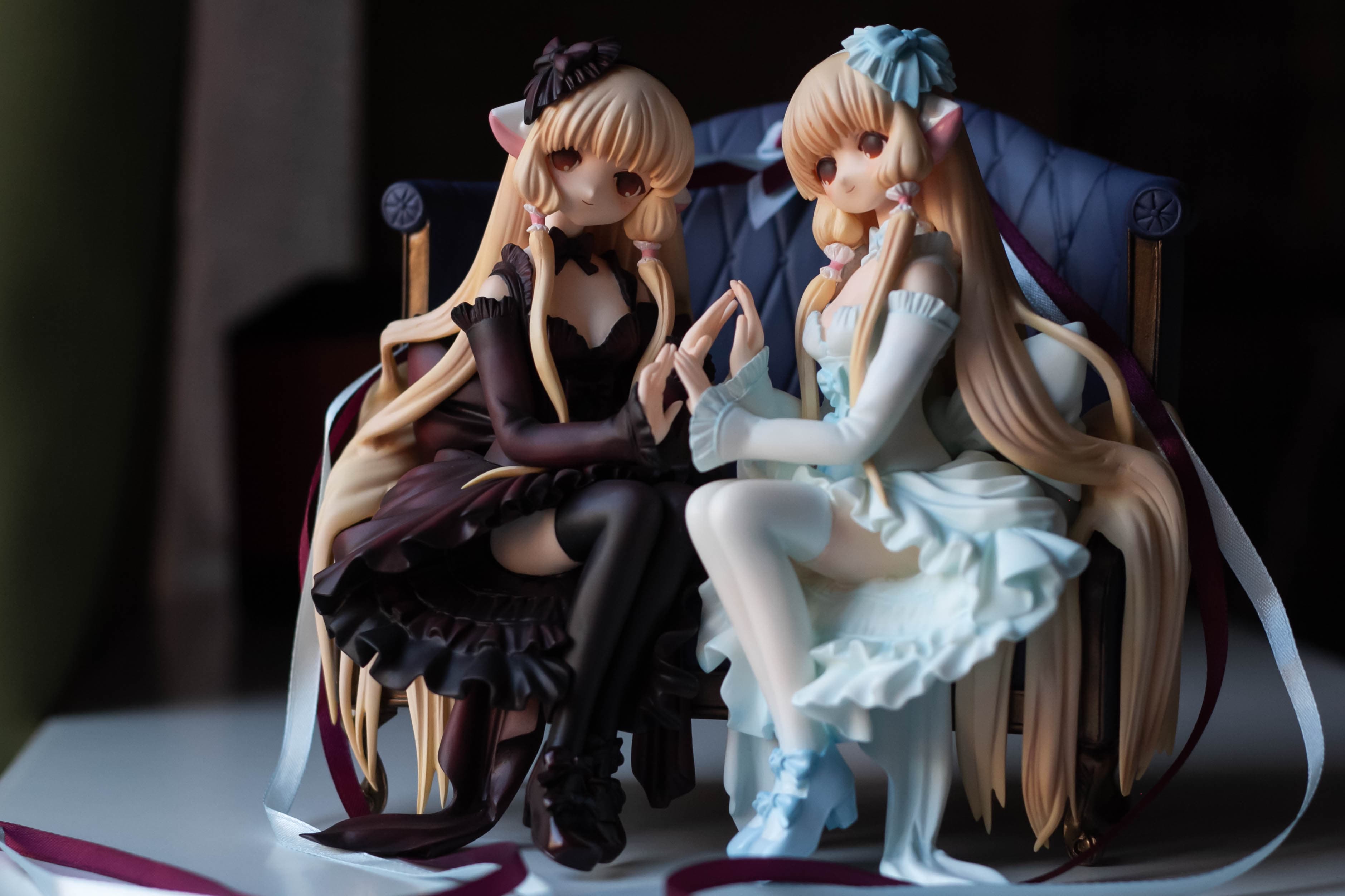 Elda and Freya sitting on sofa, фото 4