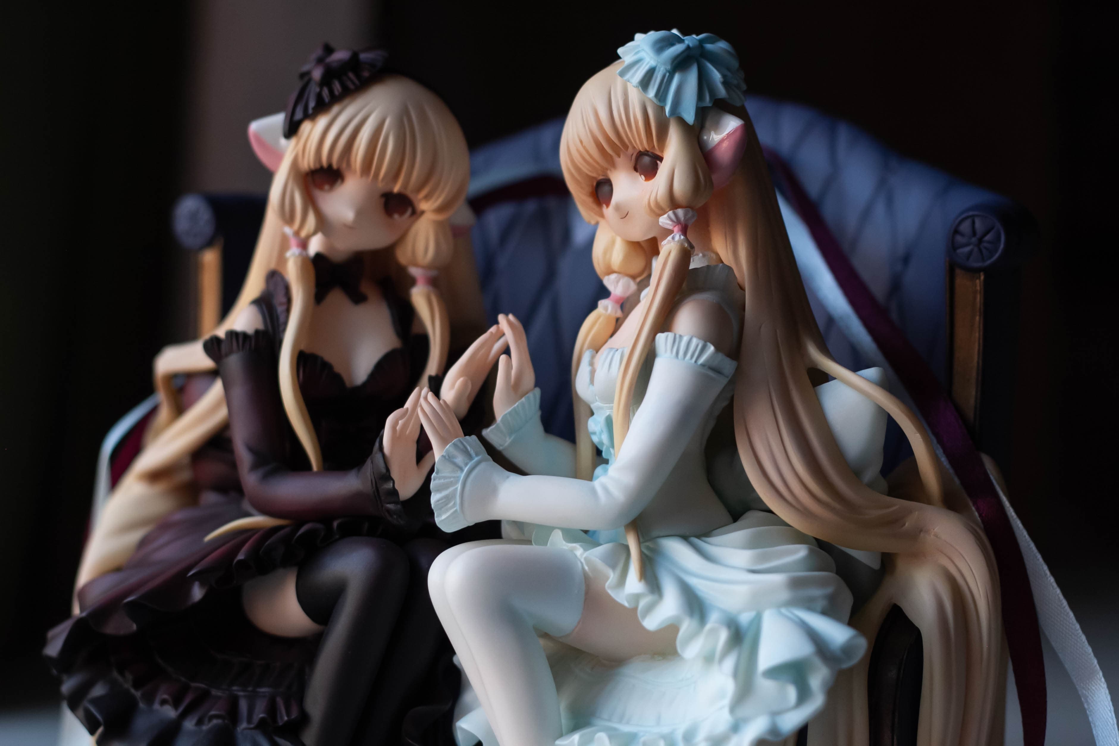 Elda and Freya sitting on sofa, фото 5