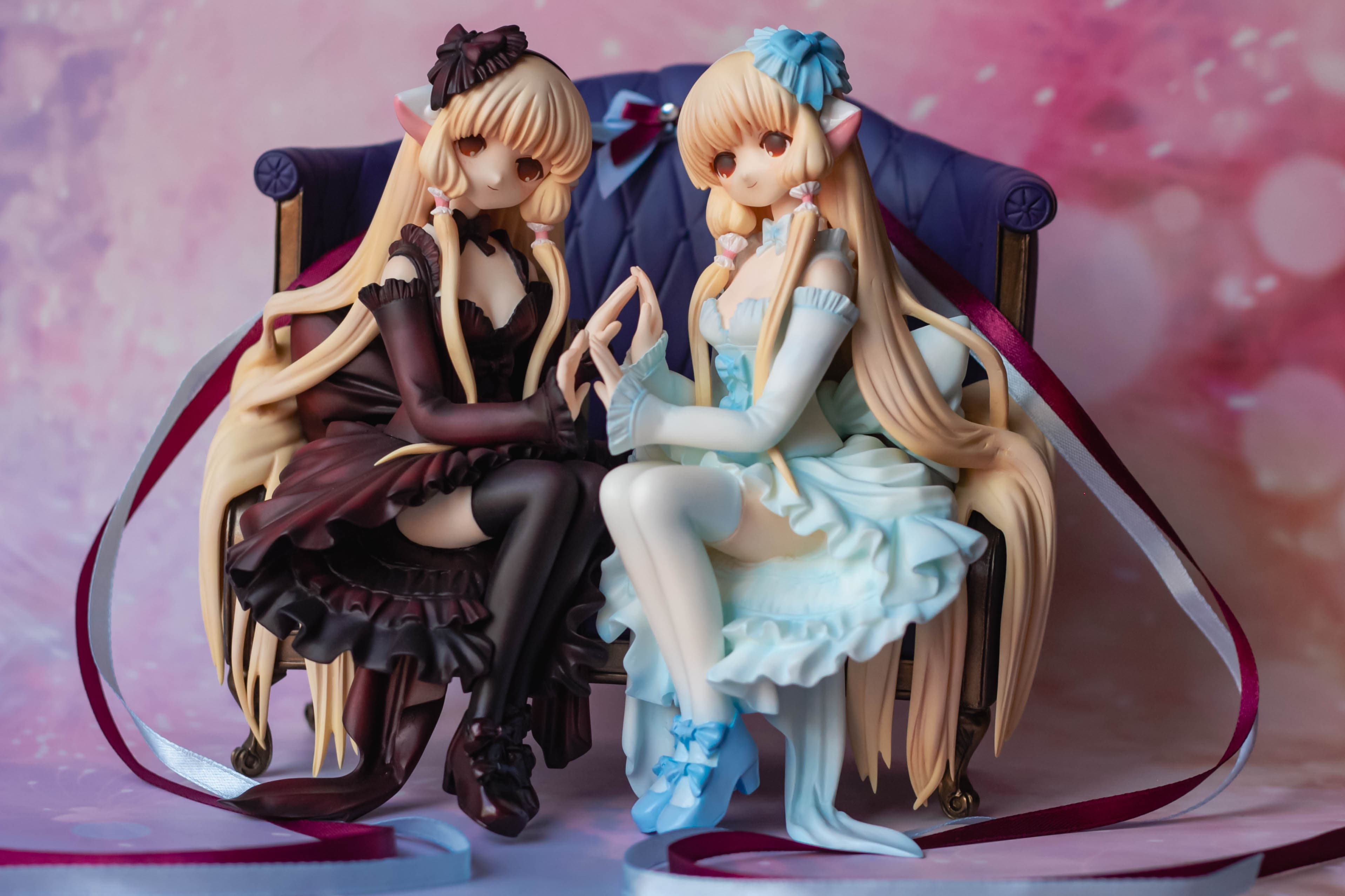 Elda and Freya sitting on sofa, фото 16