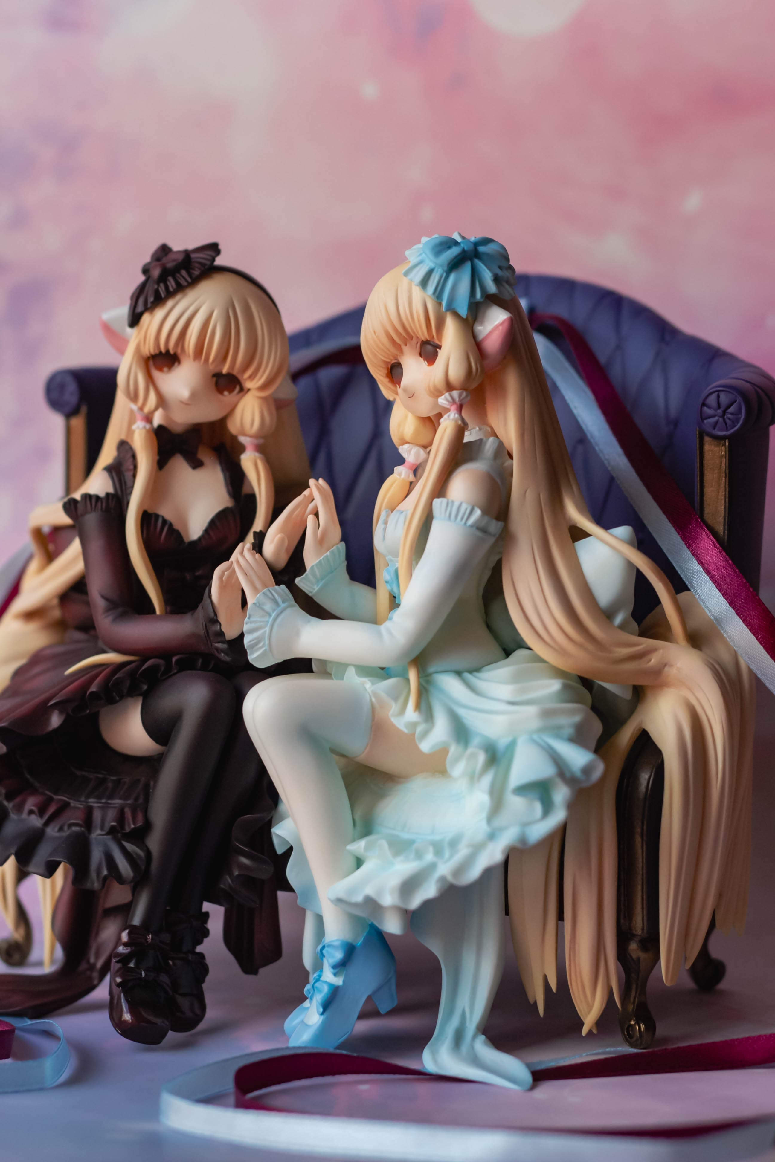 Elda and Freya sitting on sofa, фото 17