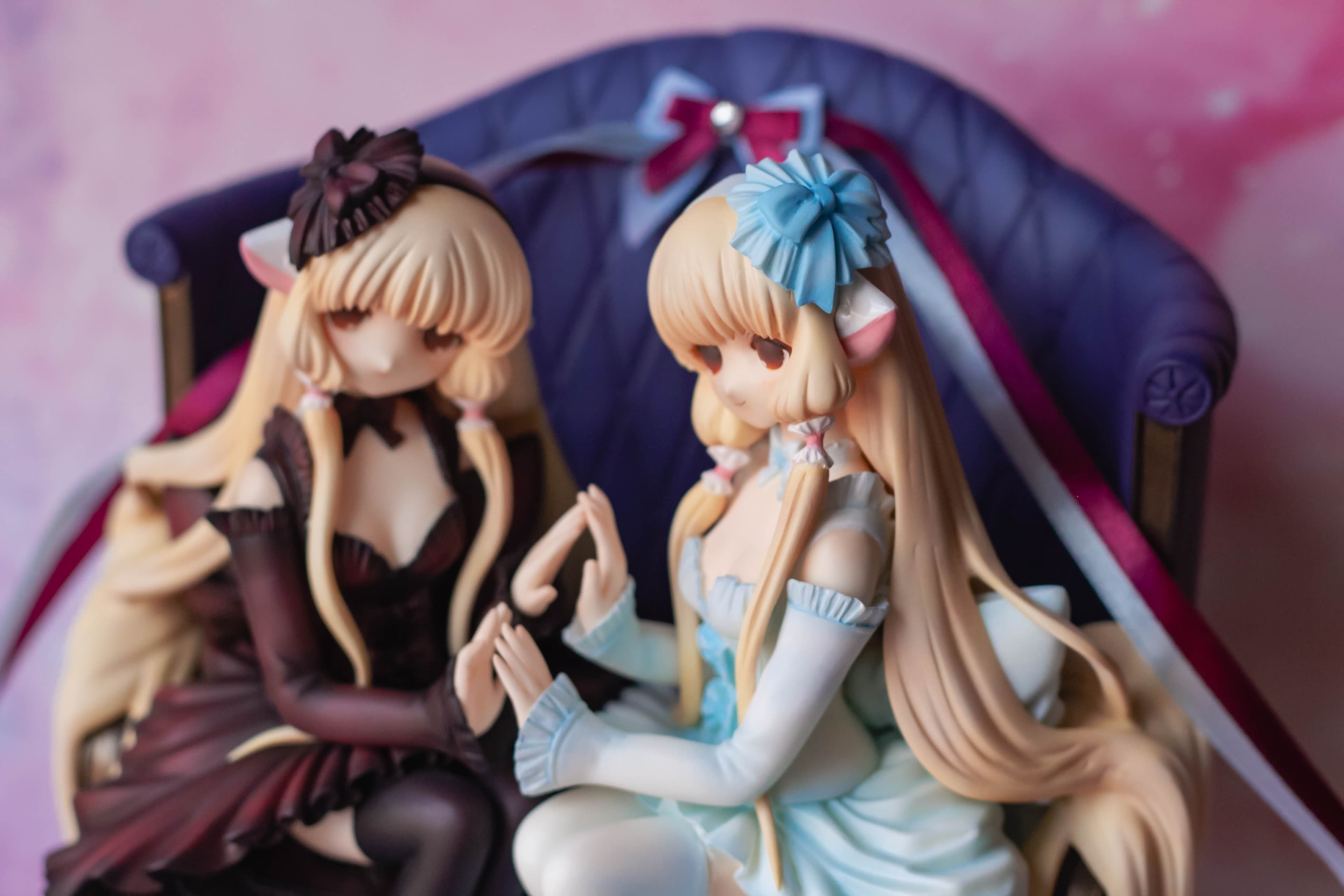 Elda and Freya sitting on sofa, фото 19