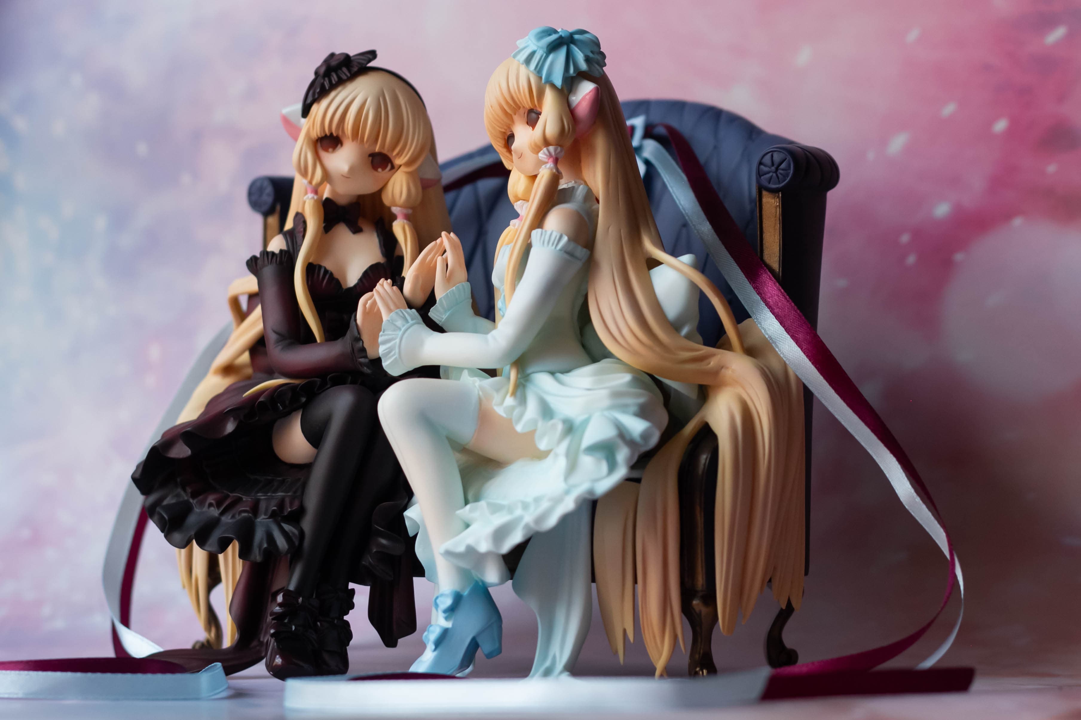 Elda and Freya sitting on sofa, фото 21