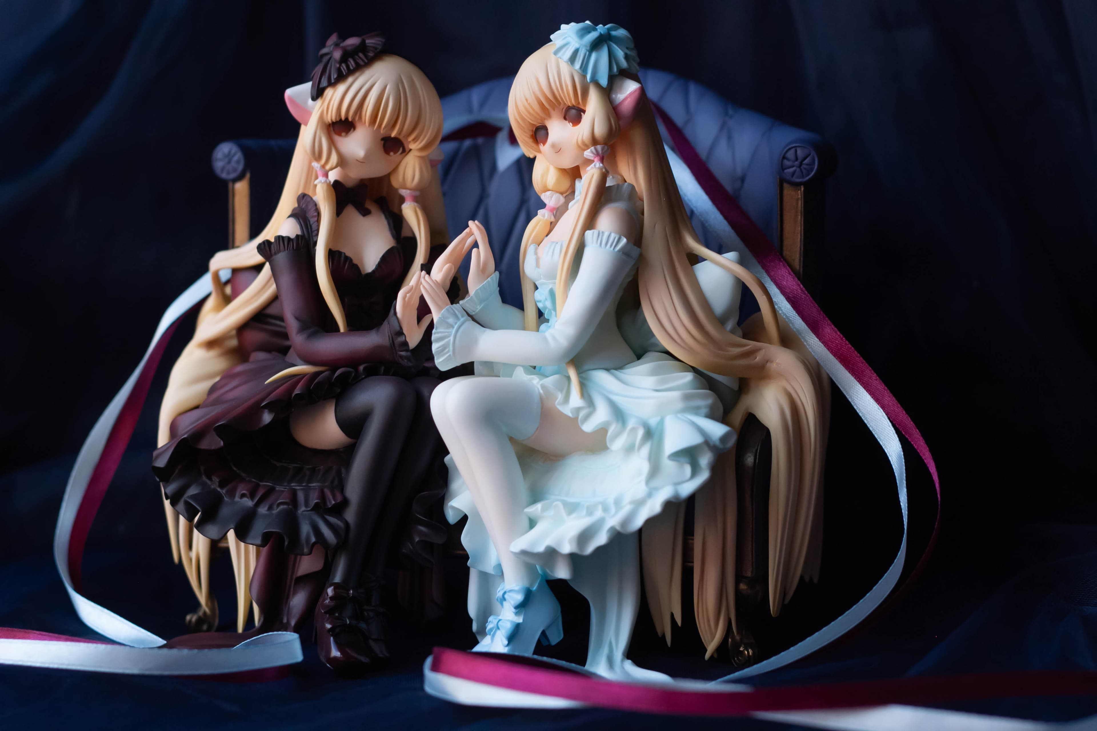 Elda and Freya sitting on sofa, фото 24
