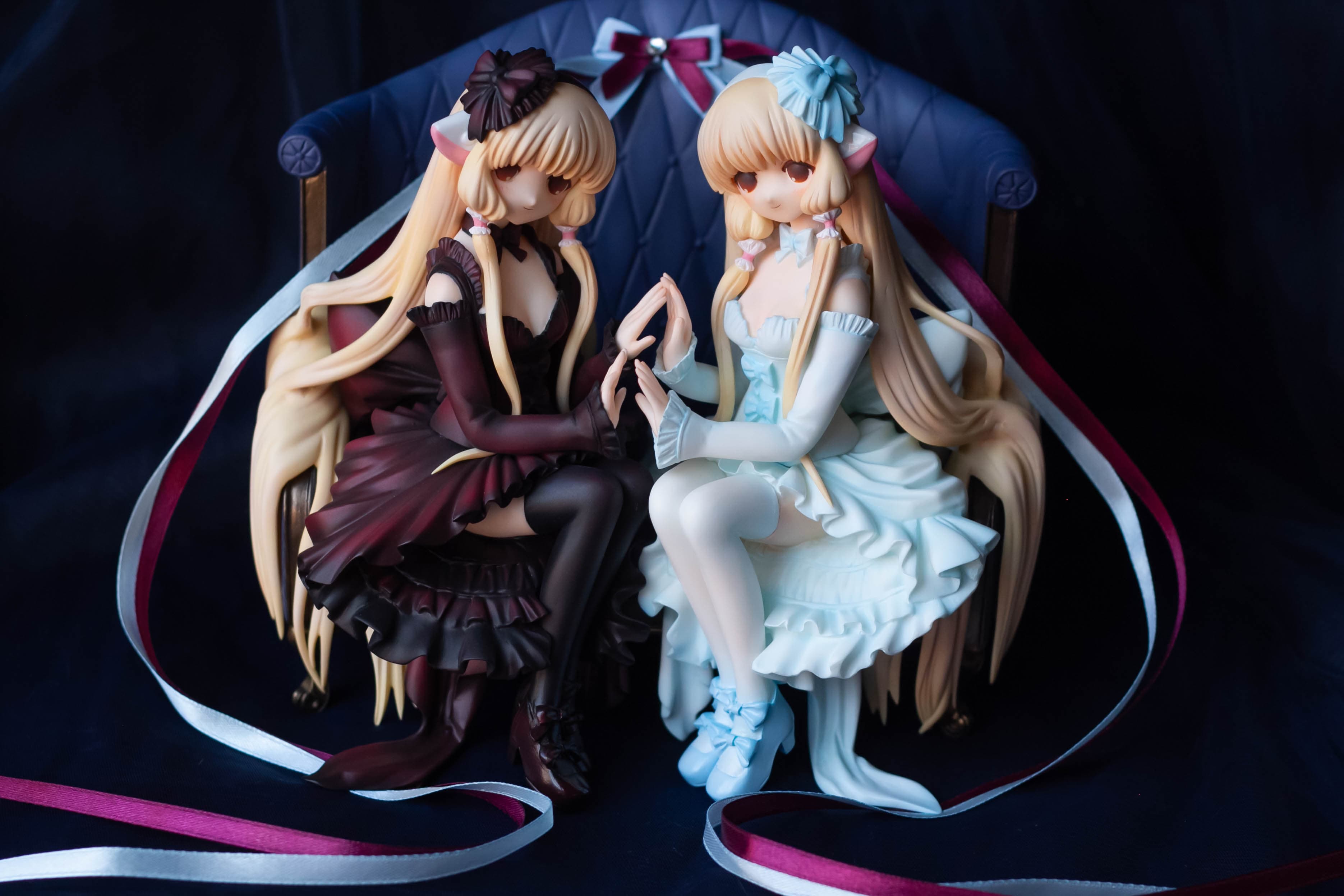 Elda and Freya sitting on sofa, фото 25