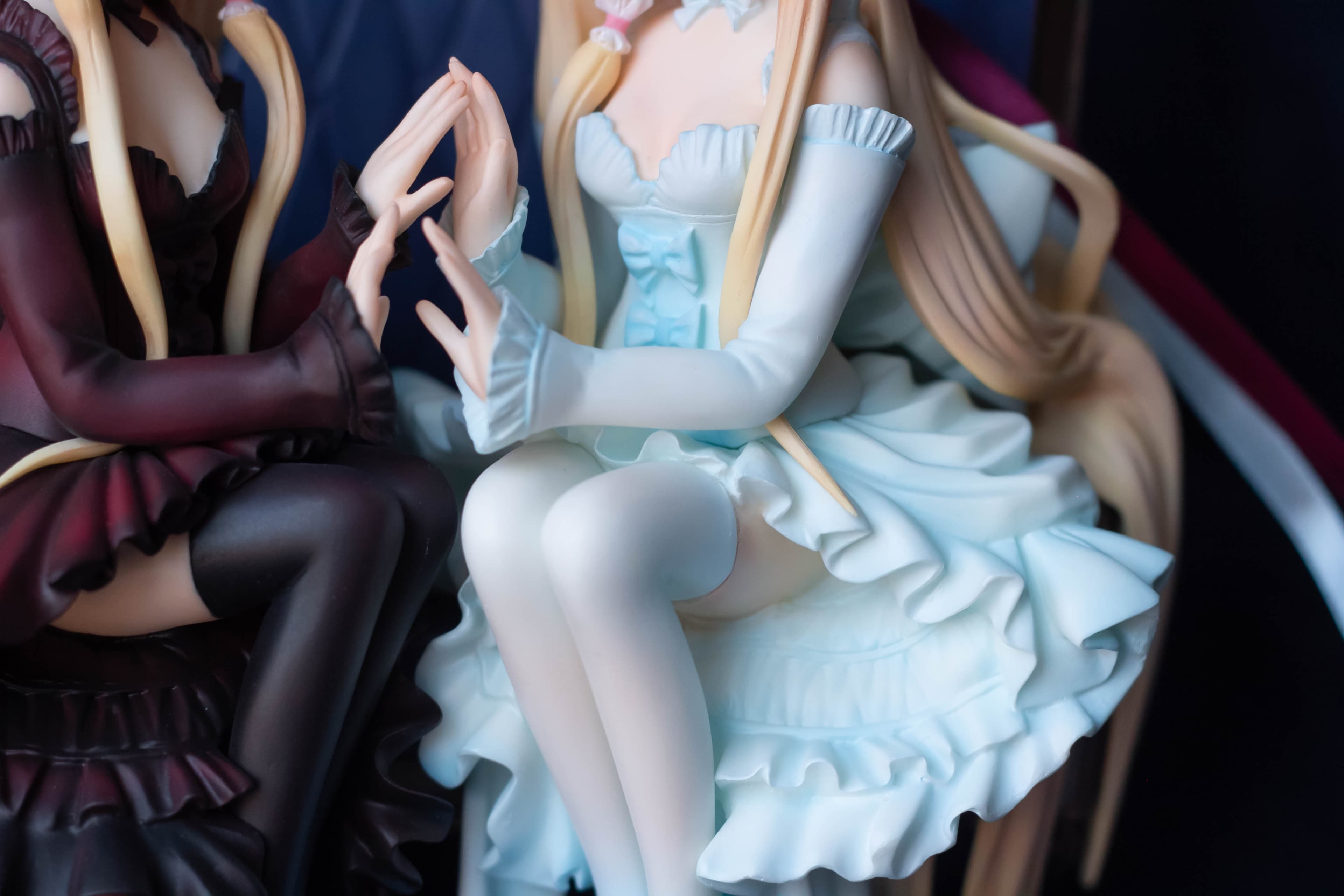 Elda and Freya sitting on sofa, фото 27