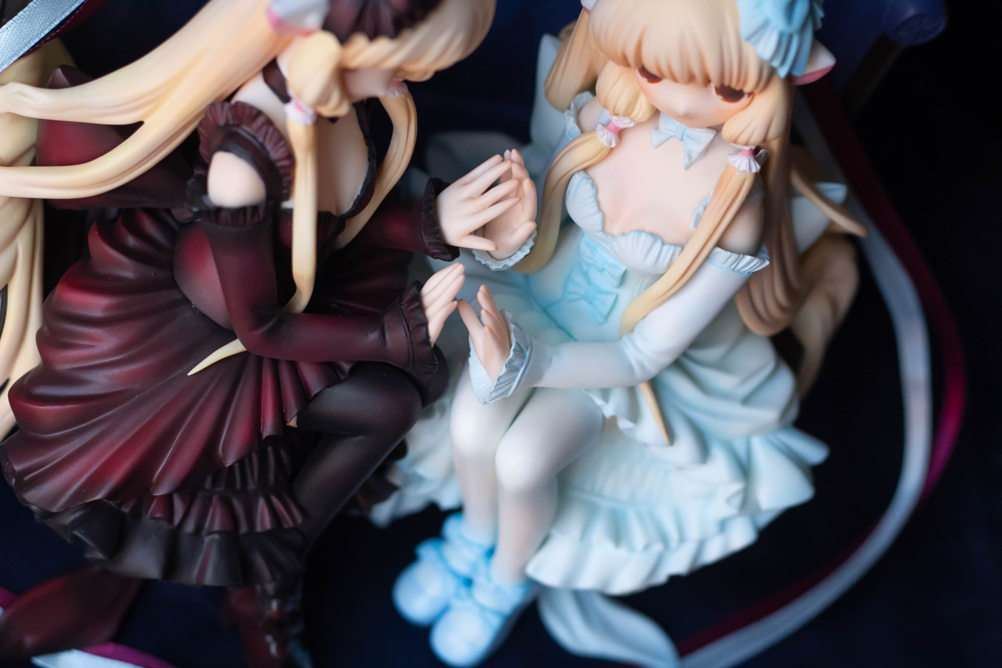 Elda and Freya sitting on sofa, фото 31