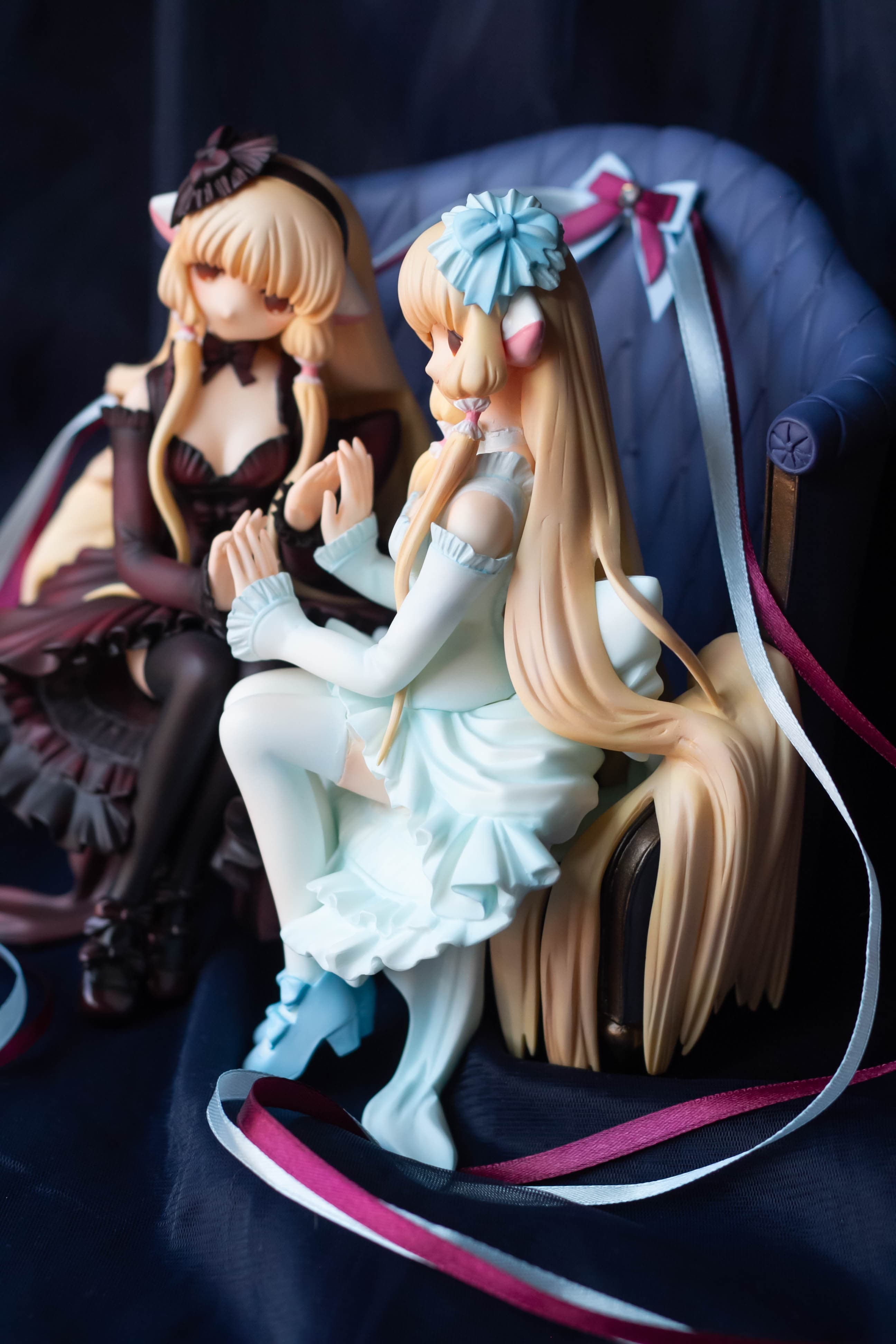 Elda and Freya sitting on sofa, фото 36