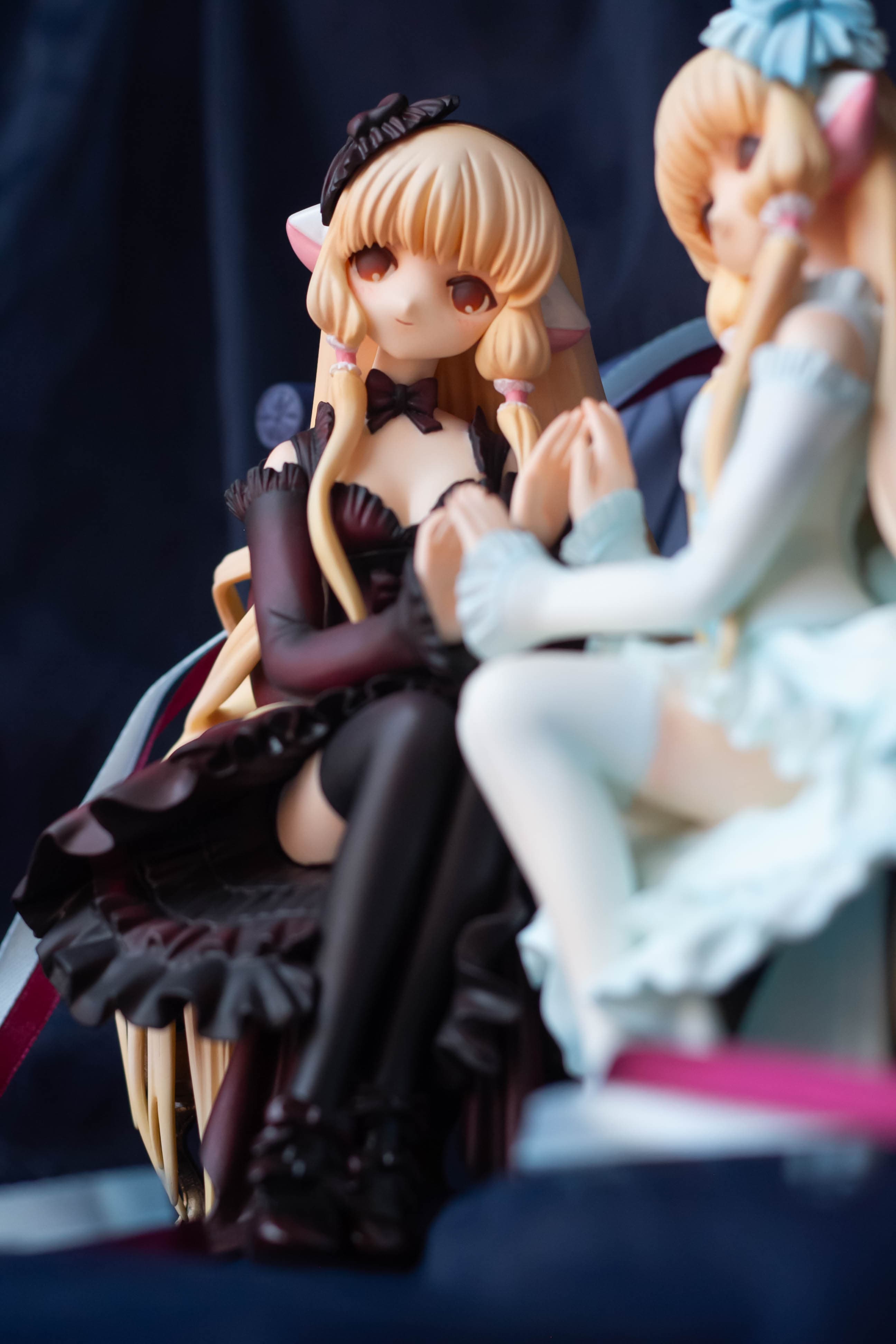 Elda and Freya sitting on sofa, фото 39