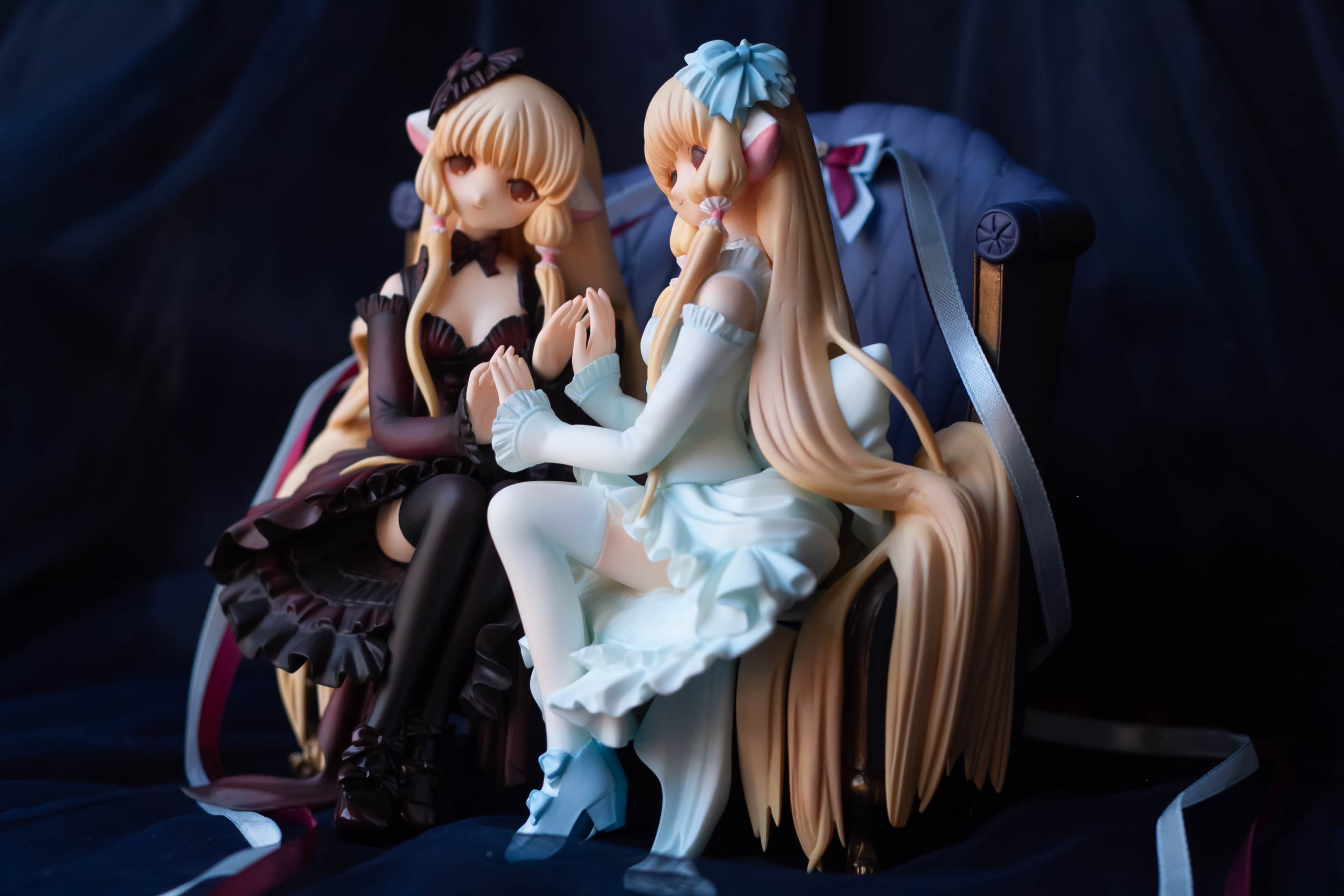 Elda and Freya sitting on sofa, фото 46